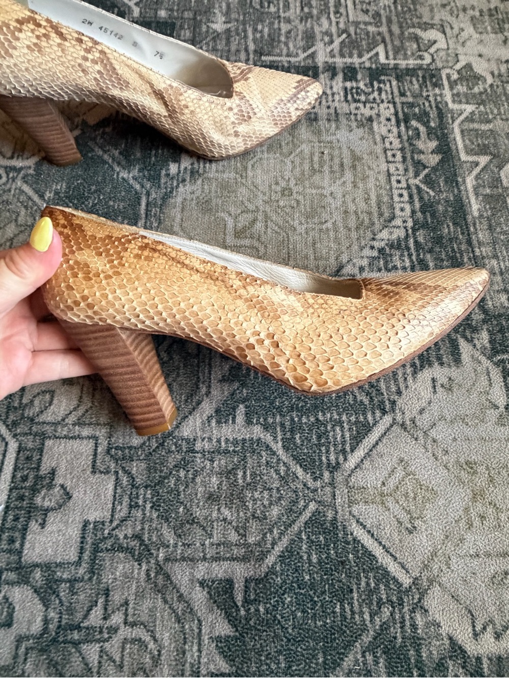 Stuart Weitzman women’s vintage pointy-toe pumps snakeskin-embossed size 7.5 - Picture 2 of 8